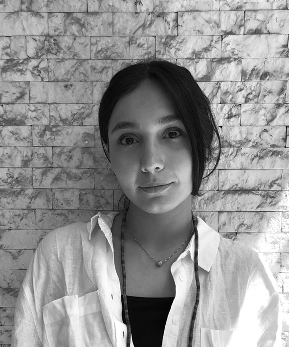 انوشه کریمی